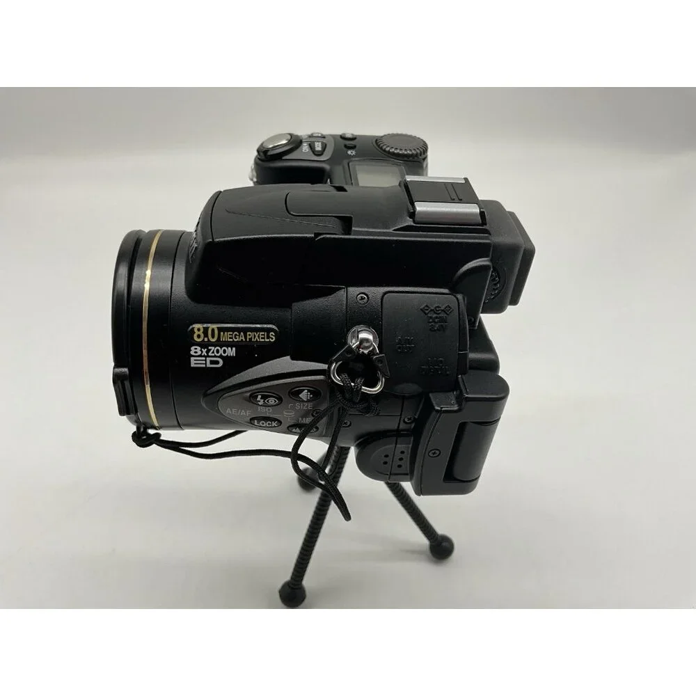 Nikon Coolpix 8700 8MP Digital Camera with 8x Optical Zoom (25515) With Charger